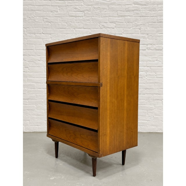 Mid Century Modern Scalloped Drawer Dresser by Johnson Carper, C. 1960's For Sale In New York - Image 6 of 10