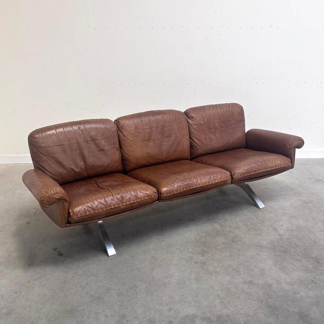 Remarks: Vintage De Sede sofa, model DS 31. Cognac leather upholstery with aluminium base. Leather in great condition with...