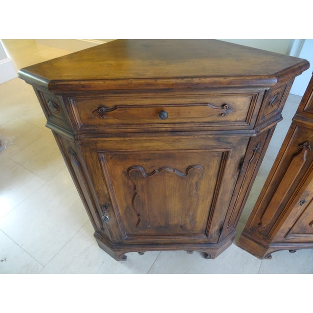 1950s 18th Century Style Italian Corner Cabinets - a Pair For Sale - Image 5 of 11
