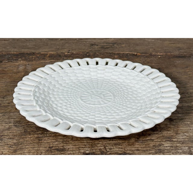 English Antique Wedgwood Creamware Queensware Pierced Basketweave Plate With Scalloped Rim For Sale - Image 3 of 5