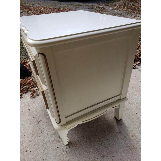 Vintage Ivory & Gold Wood Nightstand Mid Century French Provincial For Sale In Minneapolis - Image 6 of 11