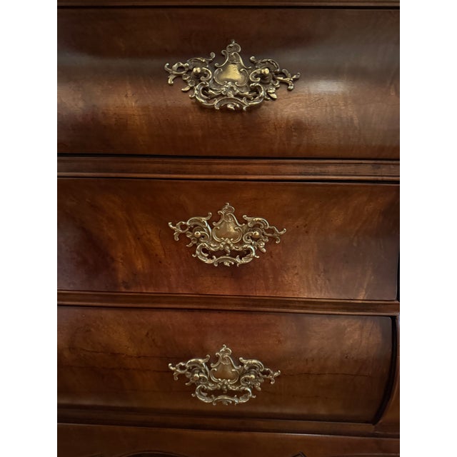 Vintage 1975 Henredon Bombe China Cabinet / Display Hu For Sale - Image 10 of 12
