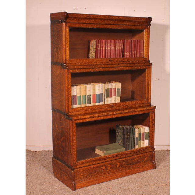 Elegant Globe Wernicke London oak bookcase from the late 19th/early 20th century - England This charming bookcase, known...