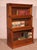 Elegant Globe Wernicke London oak bookcase from the late 19th/early 20th century - England This charming bookcase, known...