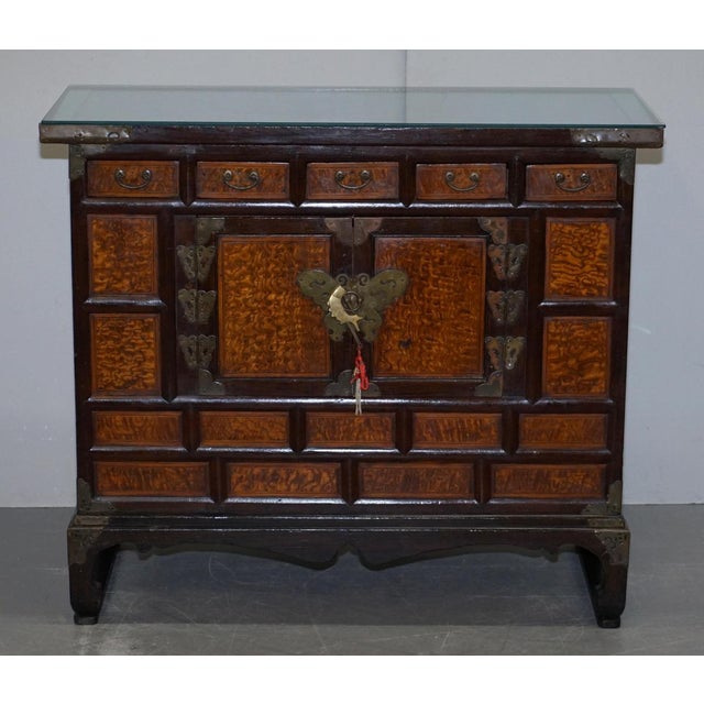 Lovely circa 1900 Chinese Export burr elm sideboard A very good looking and well made decorative antique piece, the timber...