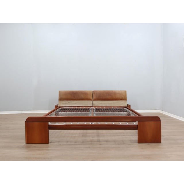 1970s Walnut and Leather Bed attributed to Tobia Scarpa for Stildomus, 1970s For Sale - Image 5 of 13