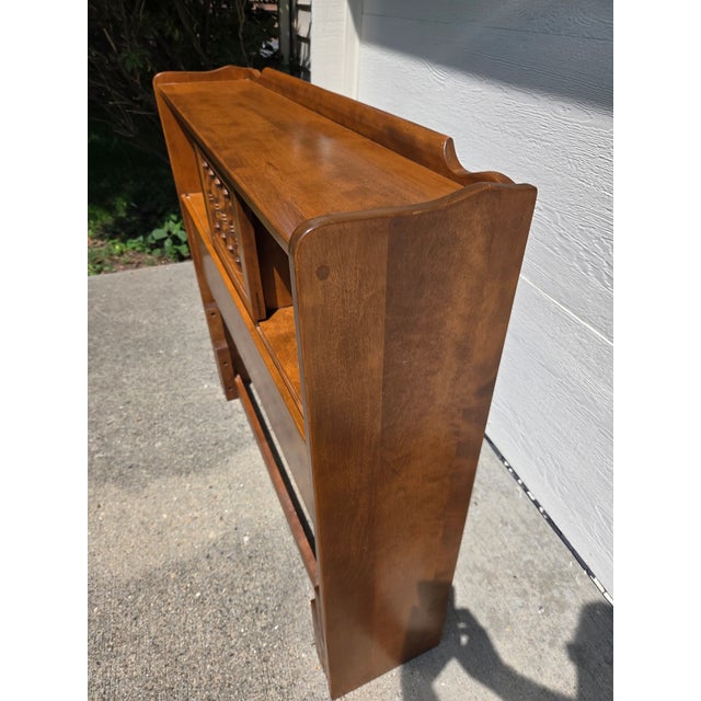 Mid 20th Century Ethan Allen / Baumritter Solid Hard Rock Maple Colonial Style Twin Size Bookcase Headboard For Sale - Image 5 of 17