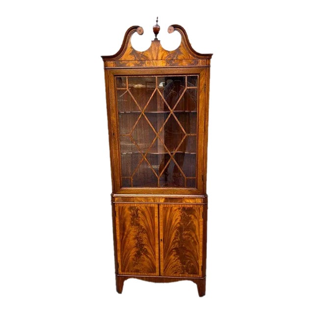 Early 20th Century Antique Chippendale Style Flame Mahogany Inlaid Corner Cabinet With Key For Sale