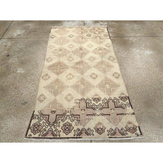 Galerie Shabab Collection Mid-20th Century Handmade Turkish Anatolian Accent Rug For Sale - Image 4 of 9