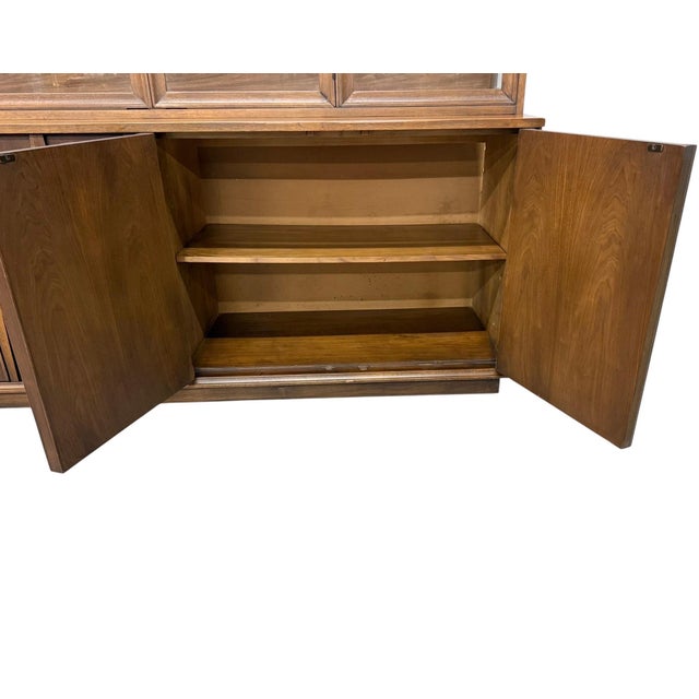 Mid-Century Modern Broyhill Brasilia 2-Piece Walnut China Cabinet For Sale In Philadelphia - Image 6 of 8