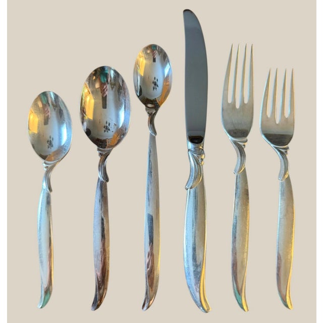 1847 Rogers Bros Flair Mid Century Modern Silverplate Flatware Service for 16 W/ Chest - 121 pcs For Sale In Dallas - Image 6 of 12