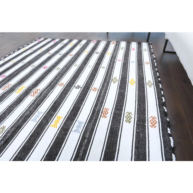 1970s Vintage Turkish Oushak Handmade Wool Cotton White Kilim Area Rug For Sale - Image 5 of 11