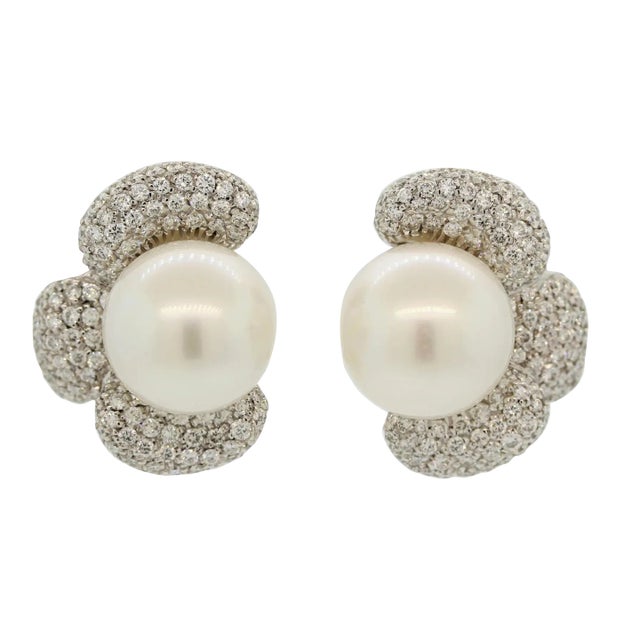 Extra Fine South Sea Pearl Diamond Gold Flower Clip Earrings - A Pair For Sale