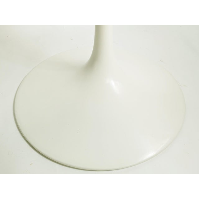 White Cast Aluminum & Laquered Wood Tulip Round Table by Eero Saarinen for Knoll International, 1980s For Sale - Image 12 of 15