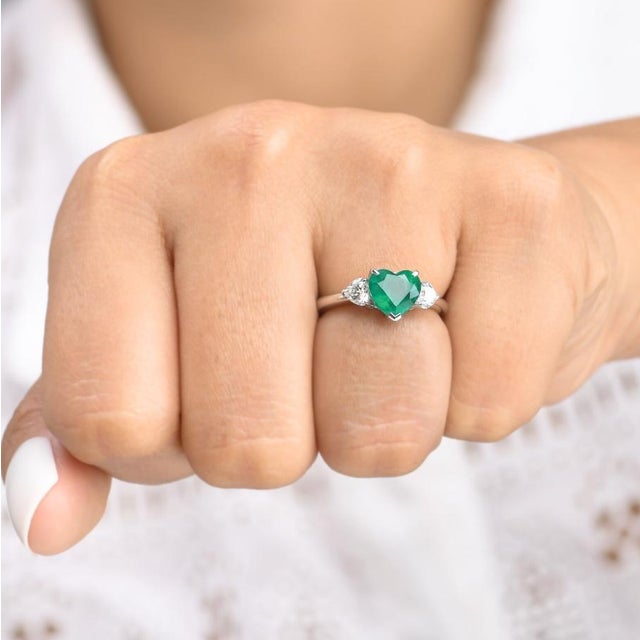 Natural 1.83 cts emerald & 0.46 cts diamond ring in 18k gold For Sale - Image 13 of 18
