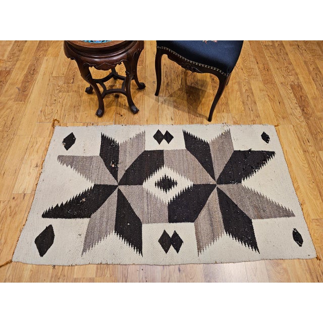1900 - 1909 Vintage Native American Navajo Rug, Handwoven Wool, Medallion Pattern, 3x5 For Sale - Image 5 of 13