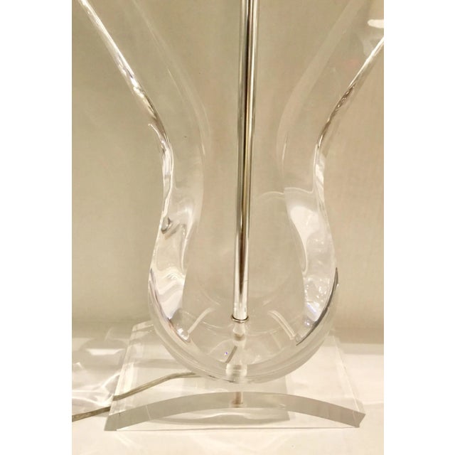 Mid-Century Modern Vintage Curvy Lucite Table Lamp For Sale - Image 4 of 5