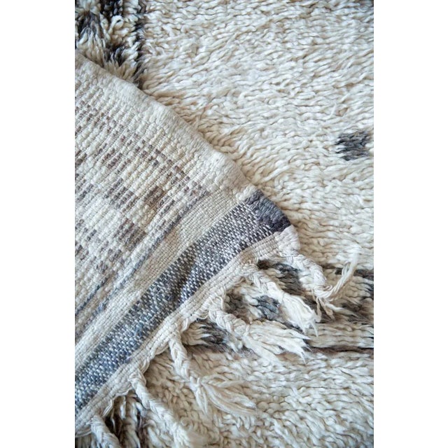 Textile 1960's Off-White Vintage Marmoucha Moroccan Rug With Gray Checkered Grid - 8'1" X 5'7" For Sale - Image 7 of 7