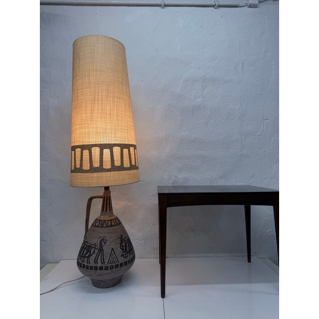 One 1960s floor lamp, single-bulb, E27 socket. The lamp base is from the Aegina series by Hans Welling for Ceramano....