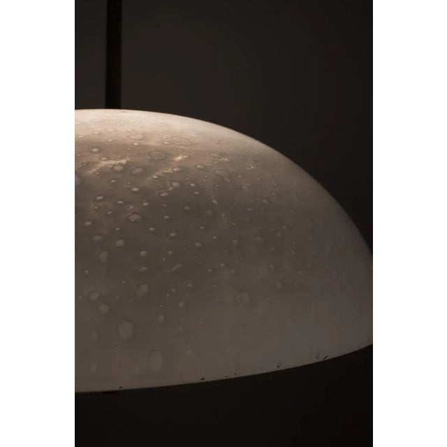 Because of the beautiful pattern of the glass, this lamp looks like the moon when the light is on. This lamp is in a good...