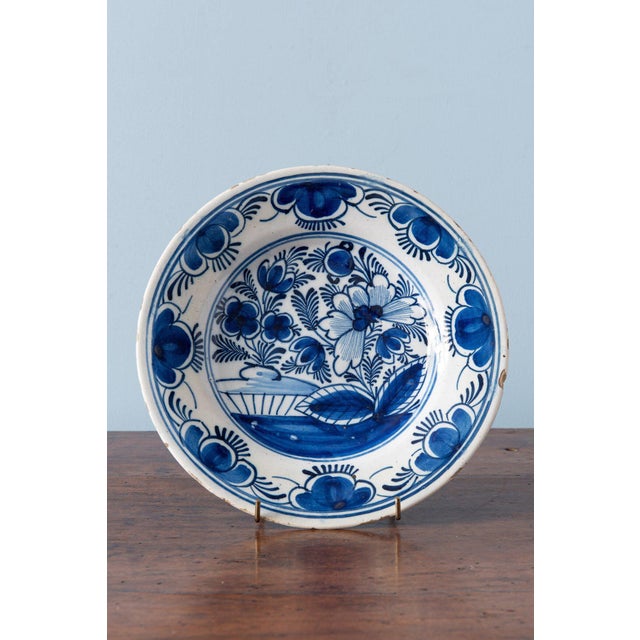 Diameter: 23 cm (each) Height: 3 cm (each) Some chips and glaze losses to the edges, commensurate with age.