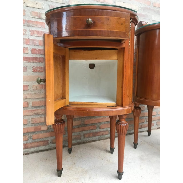 Early 20th Century 20th Louis XVI Style Marquetry Nightstands with Metal and Mirror Crest, a Pair For Sale - Image 5 of 18