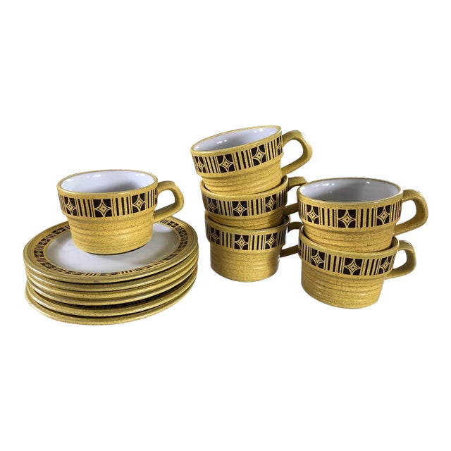 Vintage Mikasa Painted Sands ‘Commanche’ Coffee Cup & Saucer Set with Retro Mid-Century Modern Yellow & Brown Geometric Design- 12 Pieces For Sale