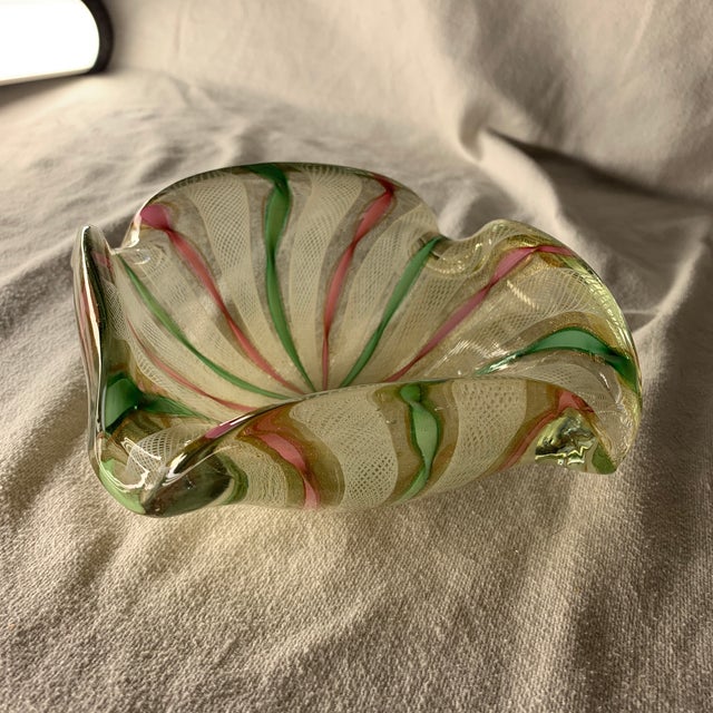 Pink 1960s Vintage Avem Italian Murano Art Glass Gold Flecks Bowl W/ White Latticino, Pink/Green Ribbons For Sale - Image 8 of 8