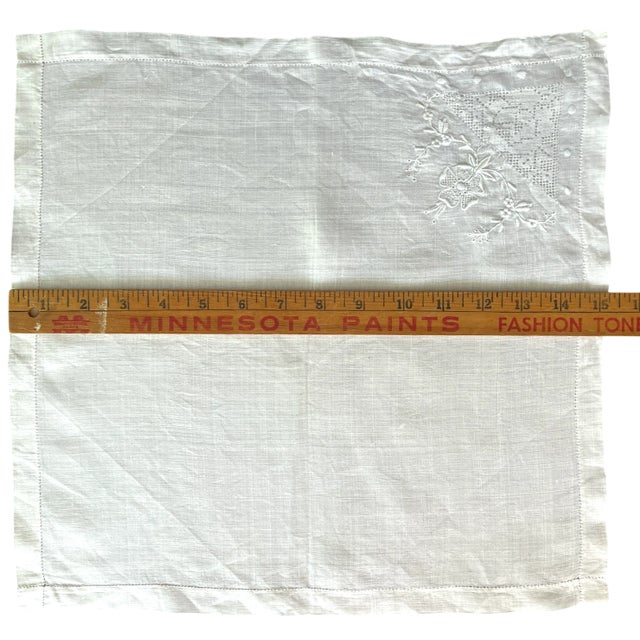 1960s Vintage White Linen Napkins With Embroidered Floral Corner Detail – Set of 11 For Sale - Image 5 of 5