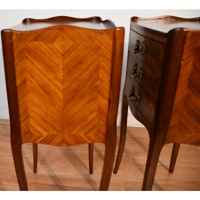 1910 Antique French Louis XV Satinwood Inlaid Pair of Nightstands Bedside Tables For Sale - Image 16 of 16