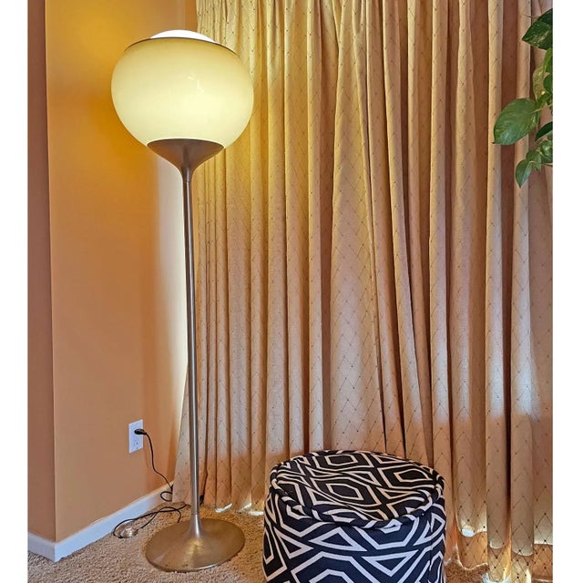Mid-Century Modern Tulip Base "Bud Grande" Flash Floor Lamp by Harvey Guzzini for Meblo For Sale - Image 3 of 11