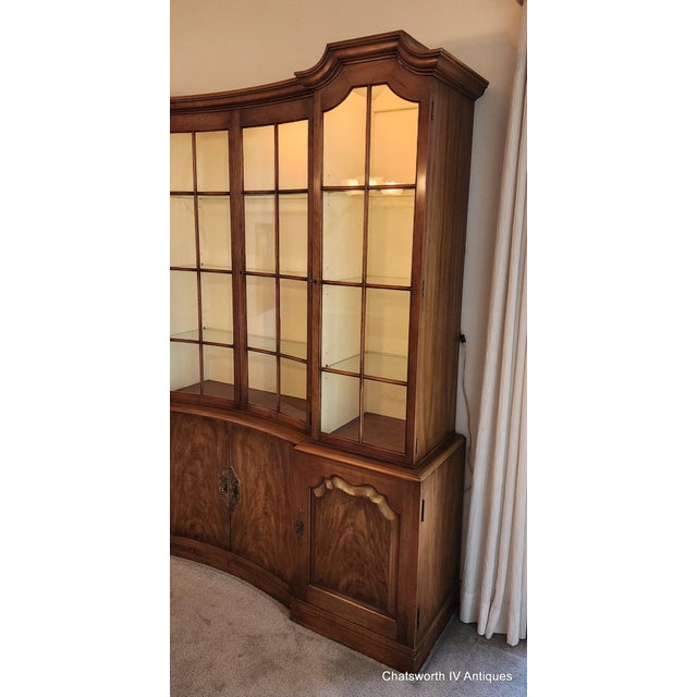 John Widdicomb Vintage 1950s John Widdicomb Mahogany Dining Room Breakfront China Cabinet For Sale - Image 4 of 12