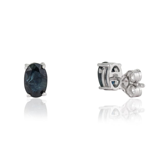 A Pair of Moody Blue Sapphire 4.8 Ct Oval Stud Earrings in 925 Silver - Minimalist Luxe For Sale - Image 4 of 13