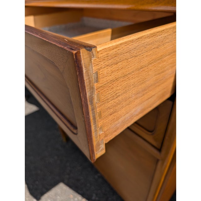 Drexel Cascade Vintage Mid Century Modern Walnut Finish 5 Drawer Chest Dresser For Sale - Image 9 of 13