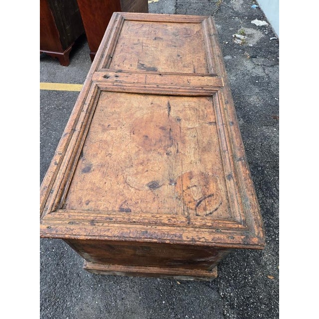 Early 18th Century 18th Century Austrian / German Stenciled Sockeltruhe Wedding Chest For Sale - Image 5 of 16