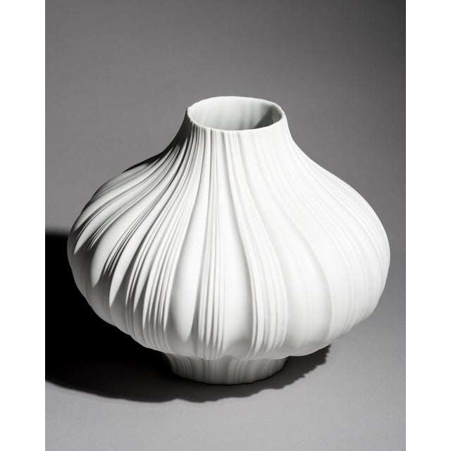 1990s Pleated Matte White Porcelain Vase by Martin Freyer for Rosenthal, 1994 For Sale - Image 5 of 12