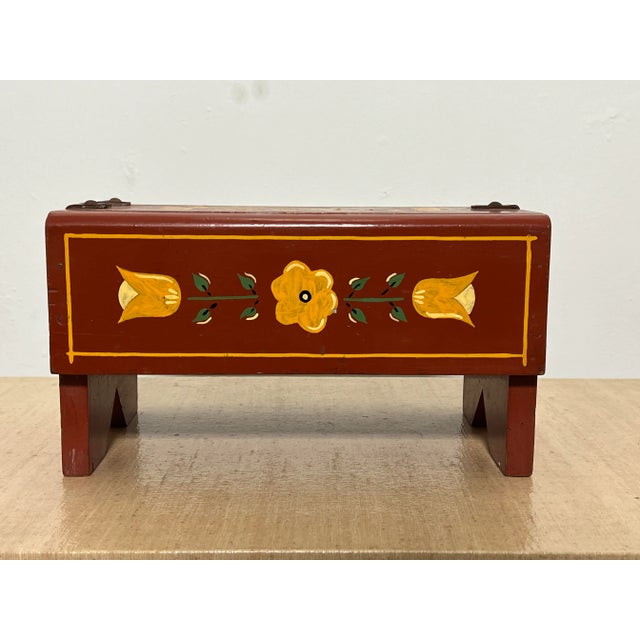C. 1940s Folk Art Hand Painted Trinket Box in the Style of Peter Hunt For Sale - Image 4 of 9