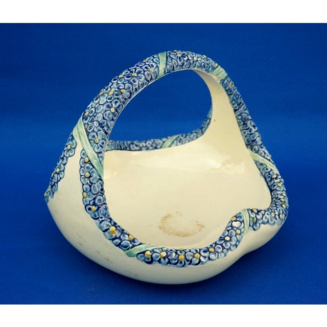 Item : A magnificent basket vase or emptier, embellished with floral garlands in light bas-relief on the central handle...