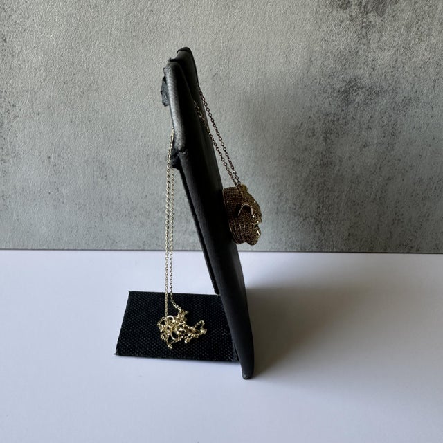 Early 21st Century Diamond & Emerald Panther Head Necklace in 14kt Yellow Gold – 1.10ctw Diamonds For Sale - Image 5 of 9