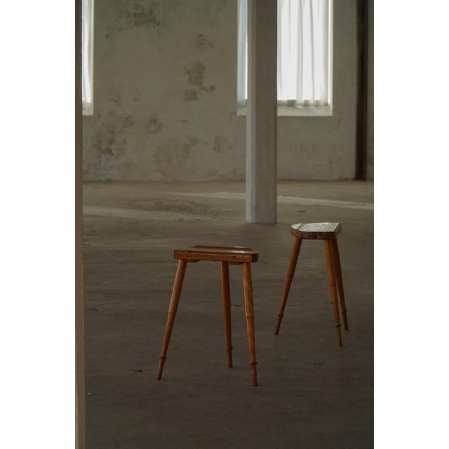 1960s Mid-Century Danish Cabinetmaker Tripod Bar Stools in Pine, 1960s, Set of 2 For Sale - Image 5 of 18