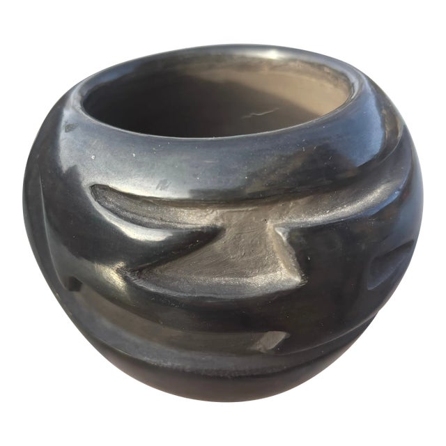 1990s Black Pot by Santa Clara Potter Sophie Cata with Incised Arrow Pattern For Sale