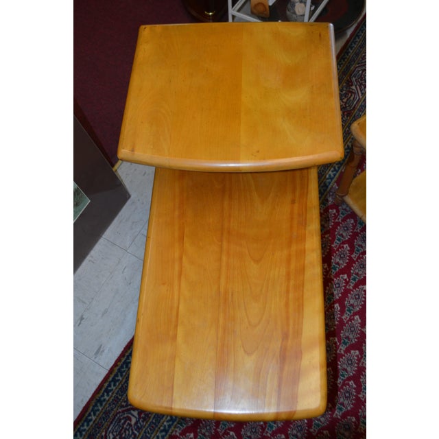 1960s Pair Vintage Heywood Wakefield Ashcraft 3 Tier Golden Maple Wood & Bamboo Look Step End or Side Tables For Sale - Image 6 of 10
