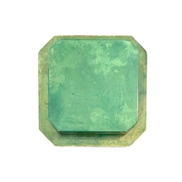 A stunning, vintage lacquerware ice bucket. Features a hexagonal ice bucket finished in a marbled green. Removable plastic...