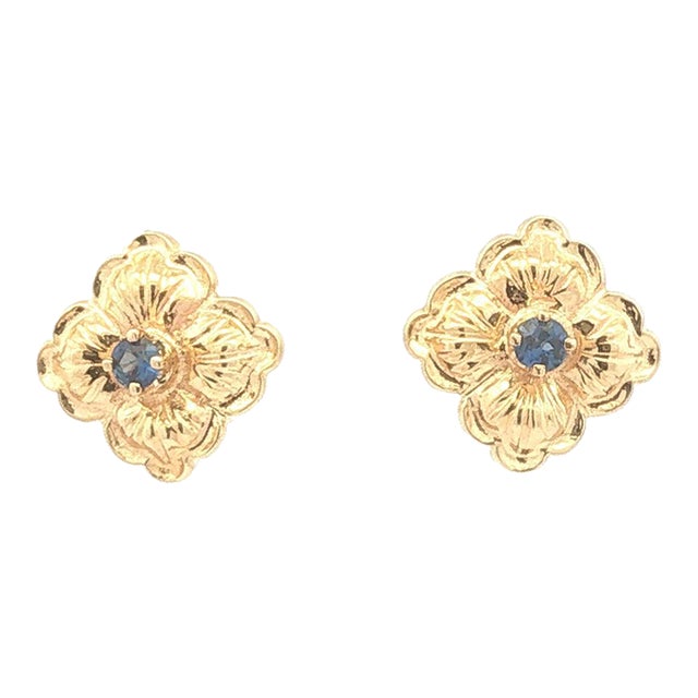 Late 20th Century Pair of Sapphire and Gold Flower Button Earrings For Sale