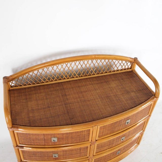Beautiful vintage chest of drawers with 6 drawers in rattan and raffia. Brass handles. Practical raffia top for placing...