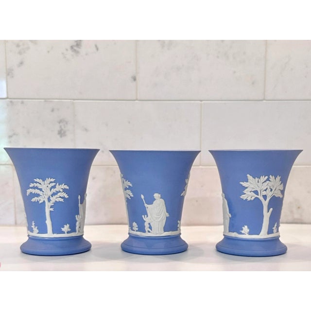 English 1960s Wedgwood Blue and White Jasperware Vase For Sale - Image 3 of 10