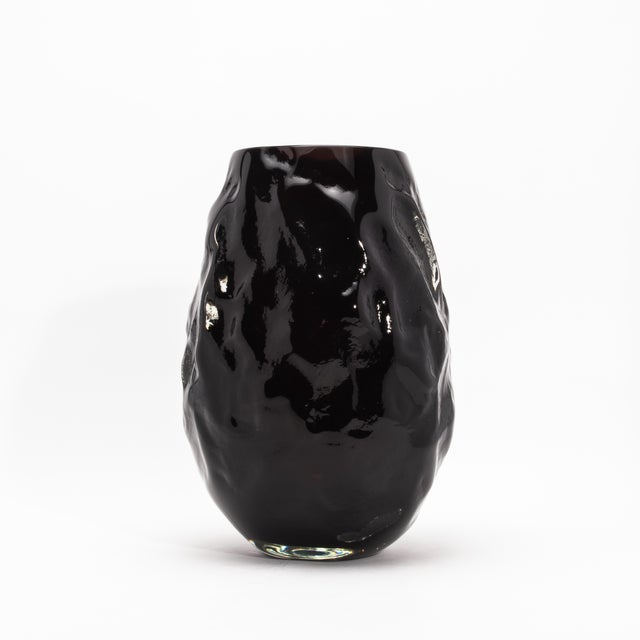 This hand-blown Murano sculptural vase in Onyx Black is a celebration of modern craftsmanship, where traditional...
