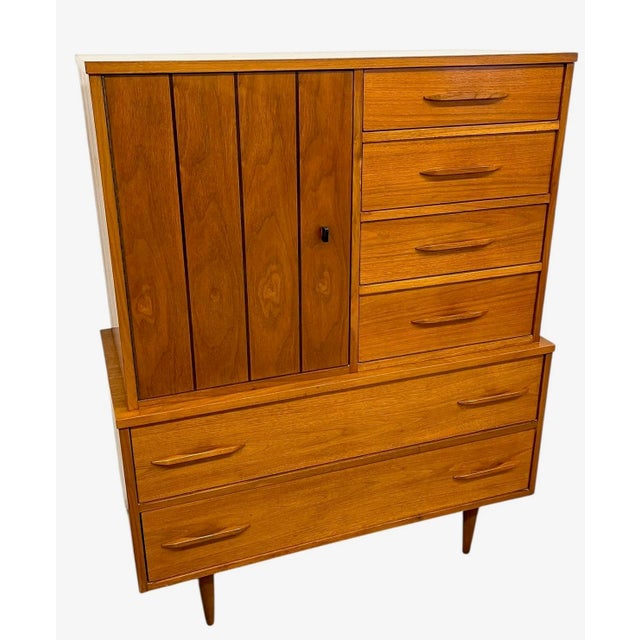 1960s Vintage Mid-Century Modern Bedroom Set - Gentleman's Chest Highboy & Sculpted Pull Credenza Dresser, 1960s, 2 Pieces For Sale - Image 5 of 9