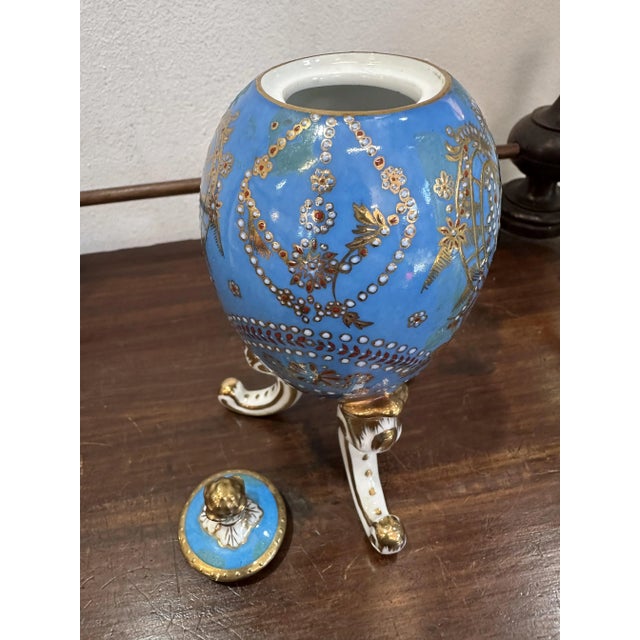 Meissen, porcelain tea basket. Late 19th early 20th century. Man-shaped container with small removable lid with golden...