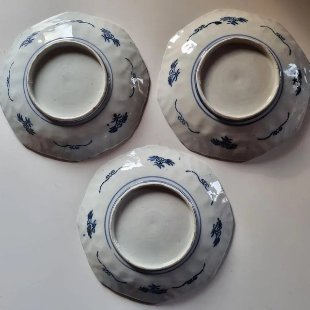 Set of 3 Imari plates has birds and foliage decor